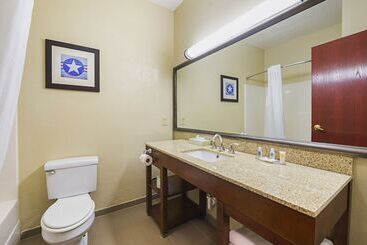 هتل Comfort Inn & Suites