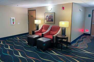 בית מלון כפרי Comfort Inn & Suites Midtown