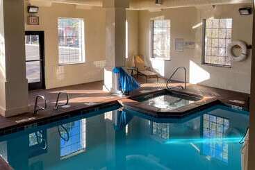 בית מלון כפרי Comfort Inn & Suites Midtown