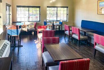בית מלון כפרי Comfort Inn & Suites Midtown