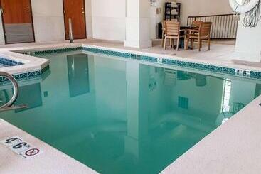 בית מלון כפרי Comfort Inn & Suites Midtown
