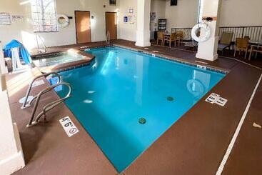 בית מלון כפרי Comfort Inn & Suites Midtown