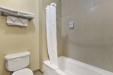 هتل Comfort Inn & Suites