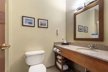 هتل Comfort Inn & Suites