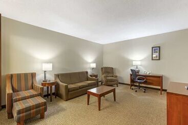 هتل Comfort Inn & Suites