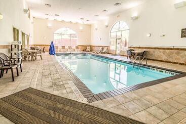 هتل Comfort Inn & Suites