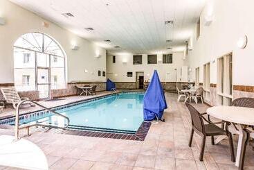 هتل Comfort Inn & Suites