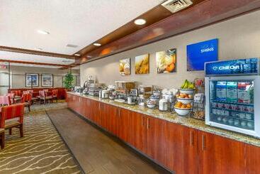 هتل Comfort Inn & Suites