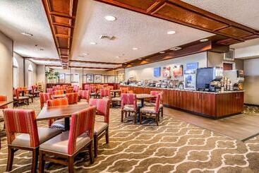 هتل Comfort Inn & Suites