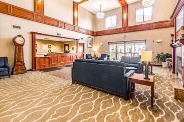 هتل Comfort Inn & Suites