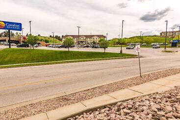هتل Comfort Inn & Suites