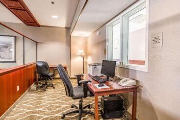 هتل Comfort Inn & Suites