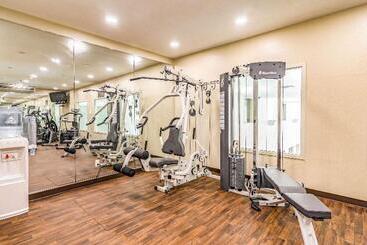هتل Comfort Inn & Suites