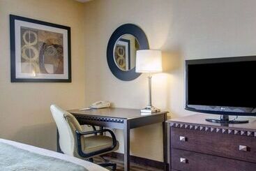 هتل The Inn At Woburn Boston
