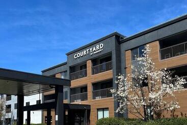 هتل Courtyard Burlington Williston