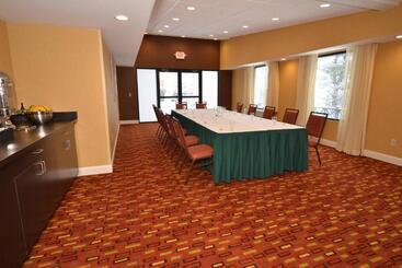هتل Courtyard Burlington Williston