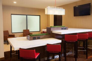 هتل Courtyard Burlington Williston
