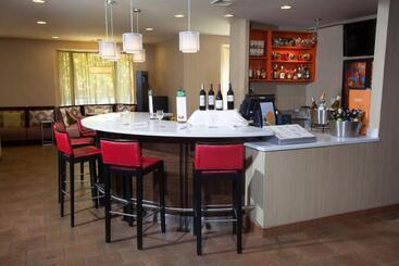 هتل Courtyard Burlington Williston