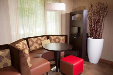 هتل Courtyard Burlington Williston