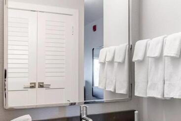 هتل Courtyard Burlington Williston