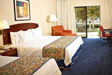هتل Courtyard Dallas Addison Quorum Drive