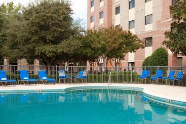 هتل Courtyard Dallas Addison Quorum Drive