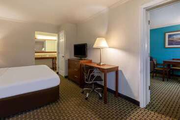 هتل Days Inn By Wyndham Austintown