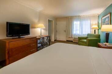 هتل Days Inn By Wyndham Austintown