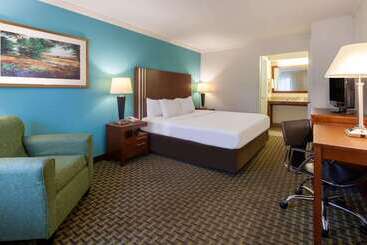 هتل Days Inn By Wyndham Austintown