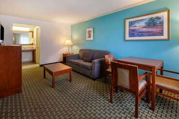 هتل Days Inn By Wyndham Austintown