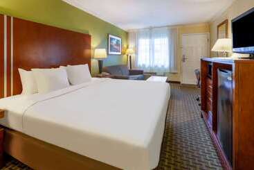 هتل Days Inn By Wyndham Austintown