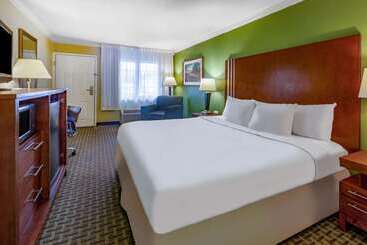 هتل Days Inn By Wyndham Austintown