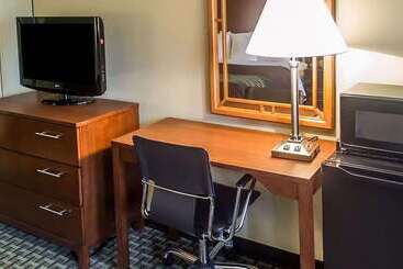 هتل Days Inn By Wyndham Austintown