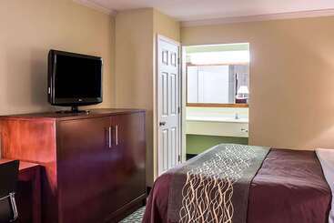 هتل Days Inn By Wyndham Austintown