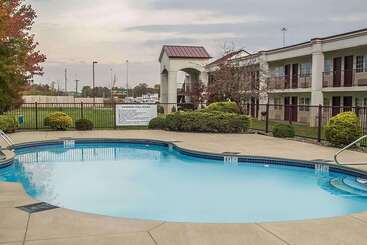 هتل Days Inn By Wyndham Austintown
