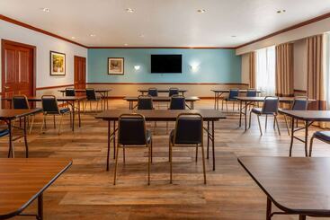 هتل Days Inn By Wyndham Austintown