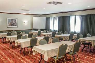 هتل Days Inn By Wyndham Austintown