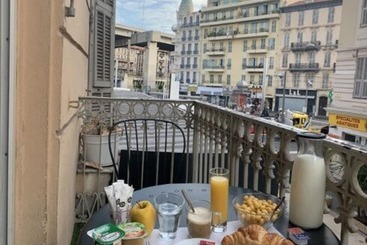 هتل De Berne