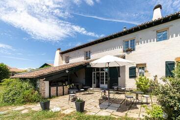 هتل Domaine De Bassilour