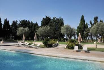 هتل Domaine Du Grand Malherbes