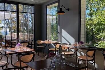 هتل Domaine Saint Clair Le Donjon
