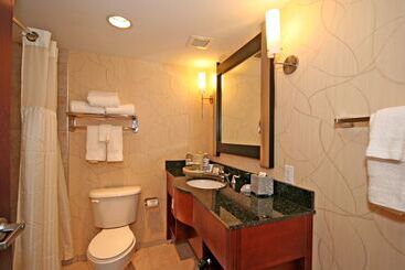 هتل Doubletree By Hilton Greensboro