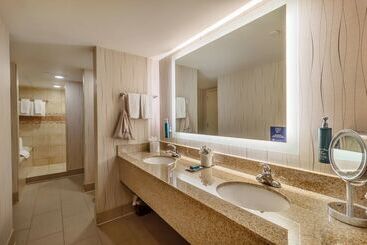 Doubletree By Hilton Hotel Lawrence
