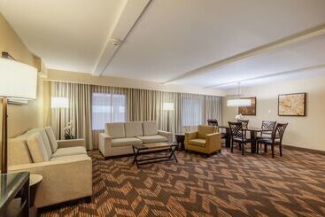 Doubletree By Hilton Hotel Lawrence