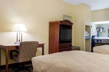 هتل Econo Lodge By Choice Greenville