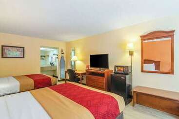 هتل Econo Lodge  Inn & Suites