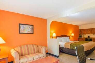 هتل Econo Lodge  Inn & Suites