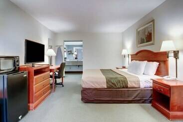 هتل Econo Lodge Inn & Suites