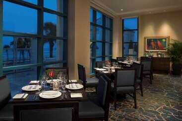 هتل Hilton Daytona Beach Oceanfront Resort