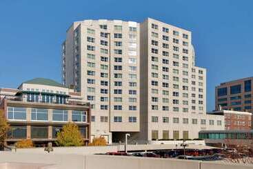 هتل Hilton Madison Monona Terrace